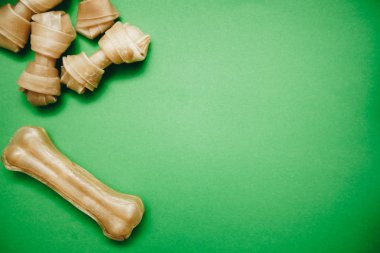 Evde beslenen hayvan atıştırmalıklar ile yeşil arka plan