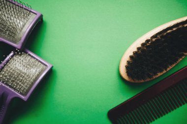 Damat alet ile yeşil arka plan