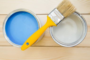Kutu ev boya ve boya fırçası