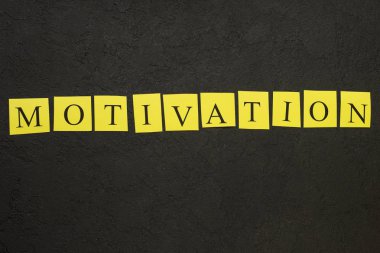Siyah bir arka plan üzerinde motivasyon yatay yazıt