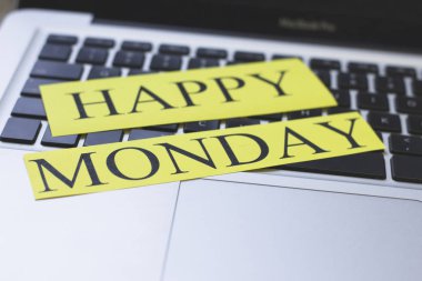 Bir klavye üzerinde mutlu moday yazıt