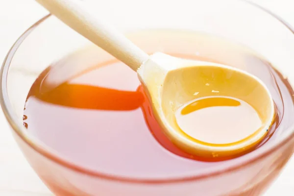 Un tazón de miel con una cuchara — Foto de Stock