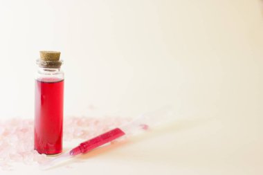 Bir damlalık ile gül aroma yağı