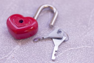 Kilit ve anahtarları bir kalp şeklinde
