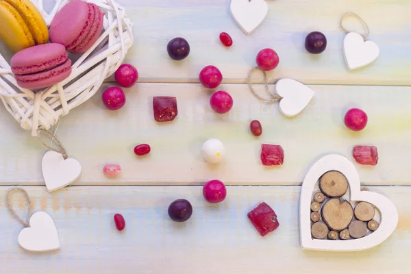 Woven heart with macaroons and candies — Stock Photo, Image