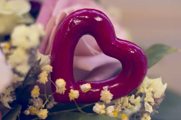 ตะกร้าดอกไม้และหัวใจสีแดง — ภาพถ่ายสต็อก