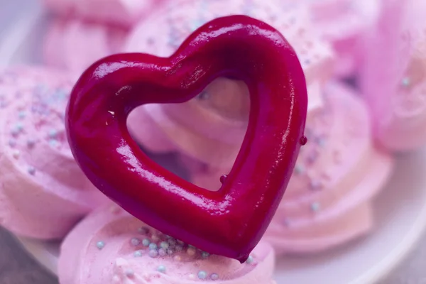 Розовый зефир и красное сердце — стоковое фото