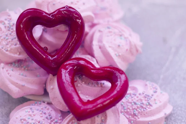 Розовый зефир и красное сердце — стоковое фото
