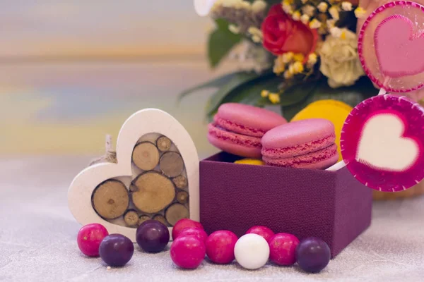 Composiciones románticas festivas con flores y dulces — Foto de Stock