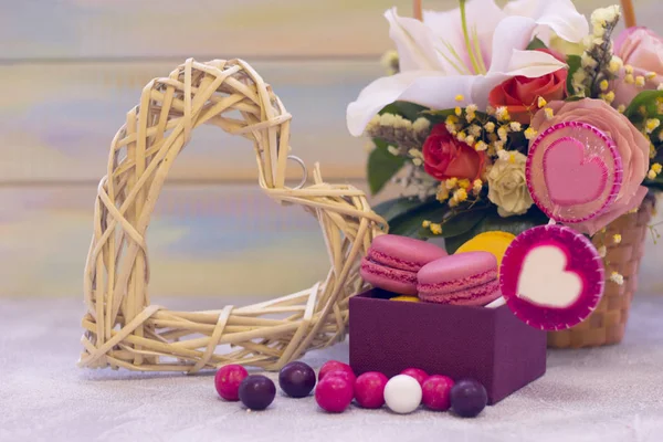 Composiciones románticas festivas con flores y dulces — Foto de Stock