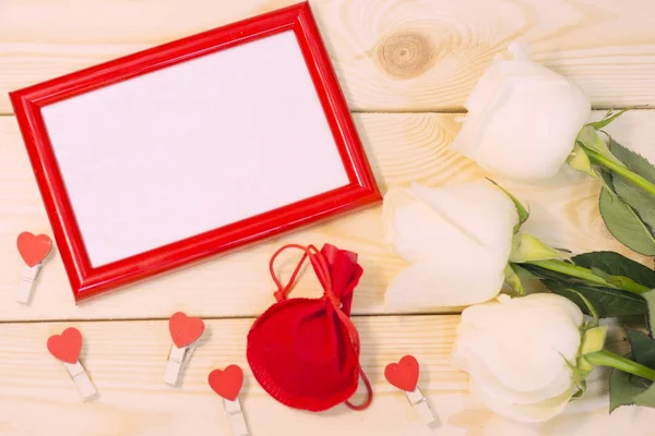 Rosas blancas sobre fondo de madera natural — Foto de Stock