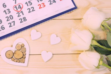 Doğal ahşap zemin üzerine beyaz güller