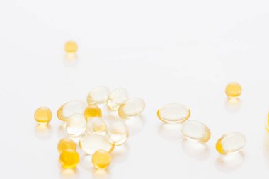 Esans şişeleri ve vitaminler