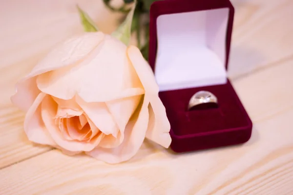 Eine cremefarbene Rose und ein Ring — Stockfoto