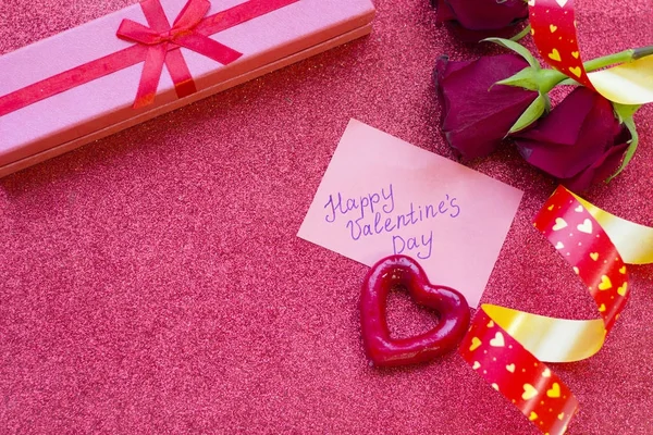 Valentinstag-Konzept mit Geschenk — Stockfoto