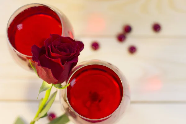 Twee glazen rode wijn met een rode roos — Stockfoto