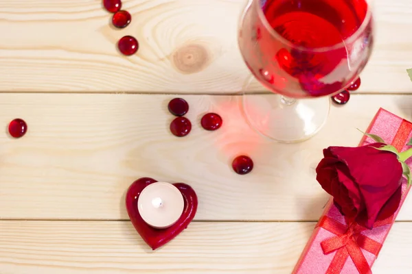 Das Konzept des Valentinstages mit Rotwein — Stockfoto