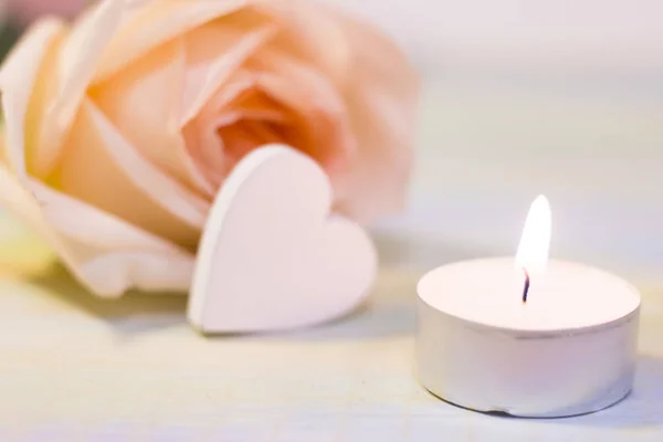 Das Konzept des Valentinstages mit einer Kerze — Stockfoto