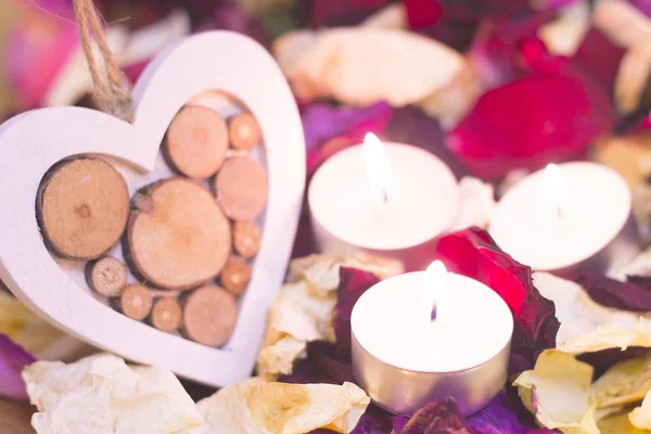 El concepto de San Valentín con velas encendidas — Foto de Stock