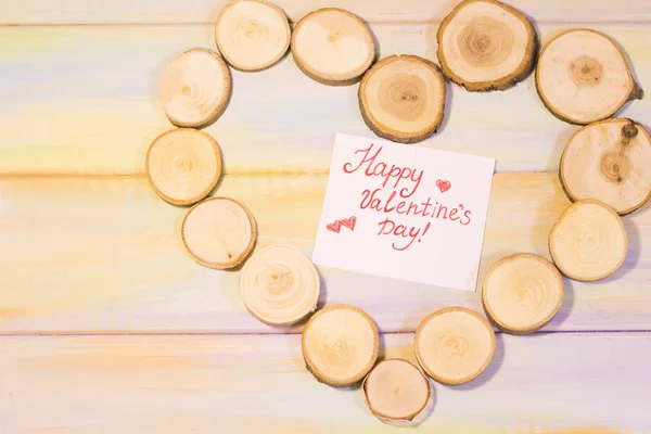O conceito do dia de São Valentim com uma armação de círculos de árvore — Fotografia de Stock