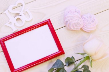 Bir krem gül ahşap arka plan