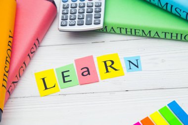 Öğrenciler kitaplarla eğitim kavramı