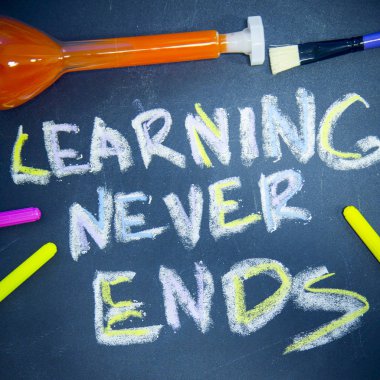 Eğitim konsepti üzerine siyah yazı tahtası