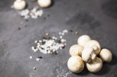 Düğme mantar ve baharatlar