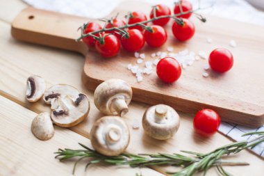 Tahta bir masada sebzeler