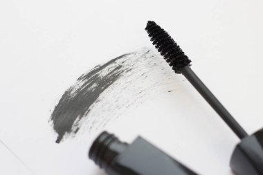 Beyaz üstüne siyah rimel