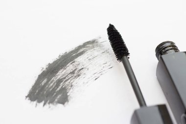 Beyaz üstüne siyah rimel