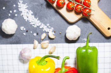 meyve ve sebze karanlık beton zemin üzerine