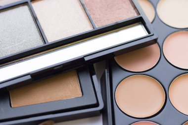 profesyonel makyaj ürünleri kümesi