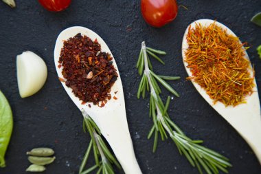 Specis ve siyah arka plan üzerinde otlar