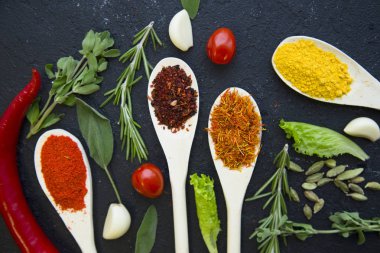 Specis ve siyah arka plan üzerinde otlar