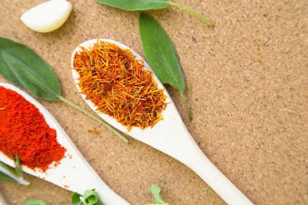 Baharatlar ve otlar üzerinde bir corkwood kümesi