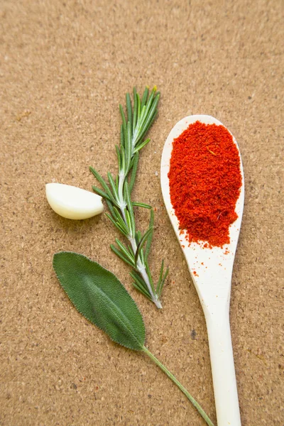 Baharatlar ve otlar üzerinde bir corkwood kümesi