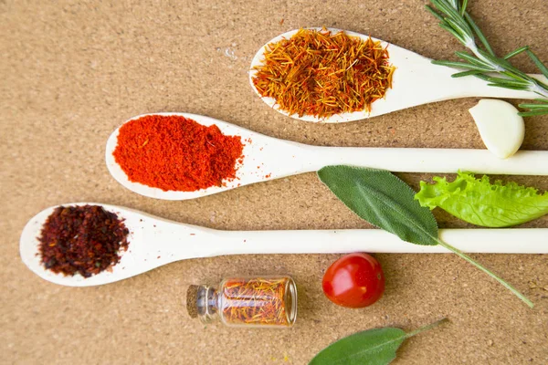Baharatlar ve otlar üzerinde bir corkwood kümesi