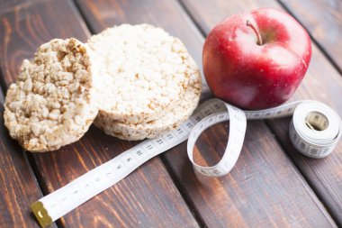 Koyu ahşap arka plan üzerinde sağlıklı kahvaltı