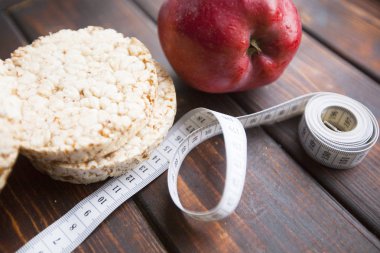 Koyu ahşap arka plan üzerinde sağlıklı kahvaltı