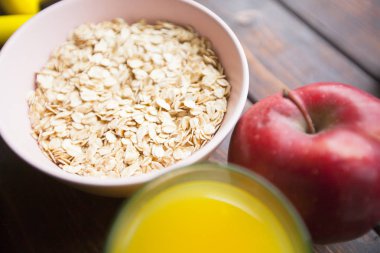 Koyu ahşap arka plan üzerinde sağlıklı kahvaltı