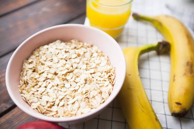 Koyu ahşap arka plan üzerinde sağlıklı kahvaltı