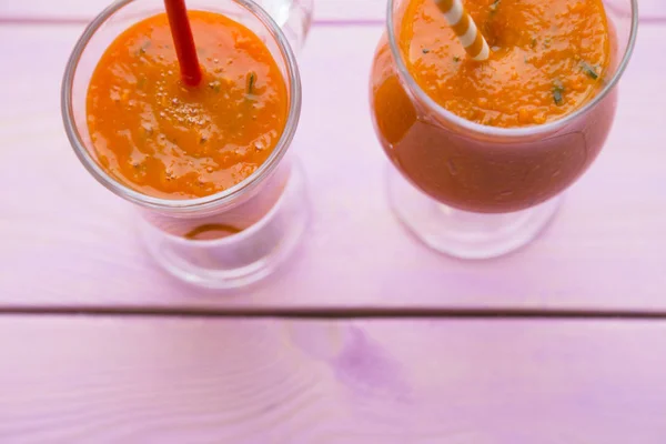 Smoothie em fundo de madeira rosa — Fotografia de Stock