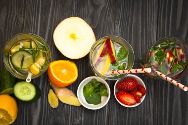 Detoks su siyah taş zemin üzerine