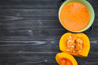 Siyah ahşap zemin üzerine balkabağı çorbası