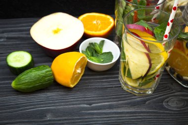 Detoks su siyah taş zemin üzerine