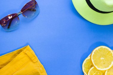 Seyahat kavramı mavi arka plan