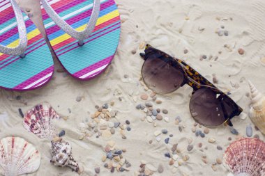 Kum zemin üzerine tatil aksesuarları