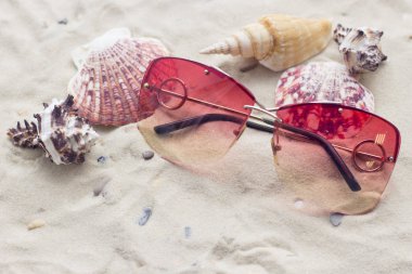 Kum zemin üzerine tatil aksesuarları