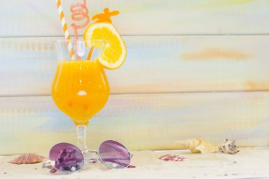 Kum zemin üzerine tatil aksesuarları